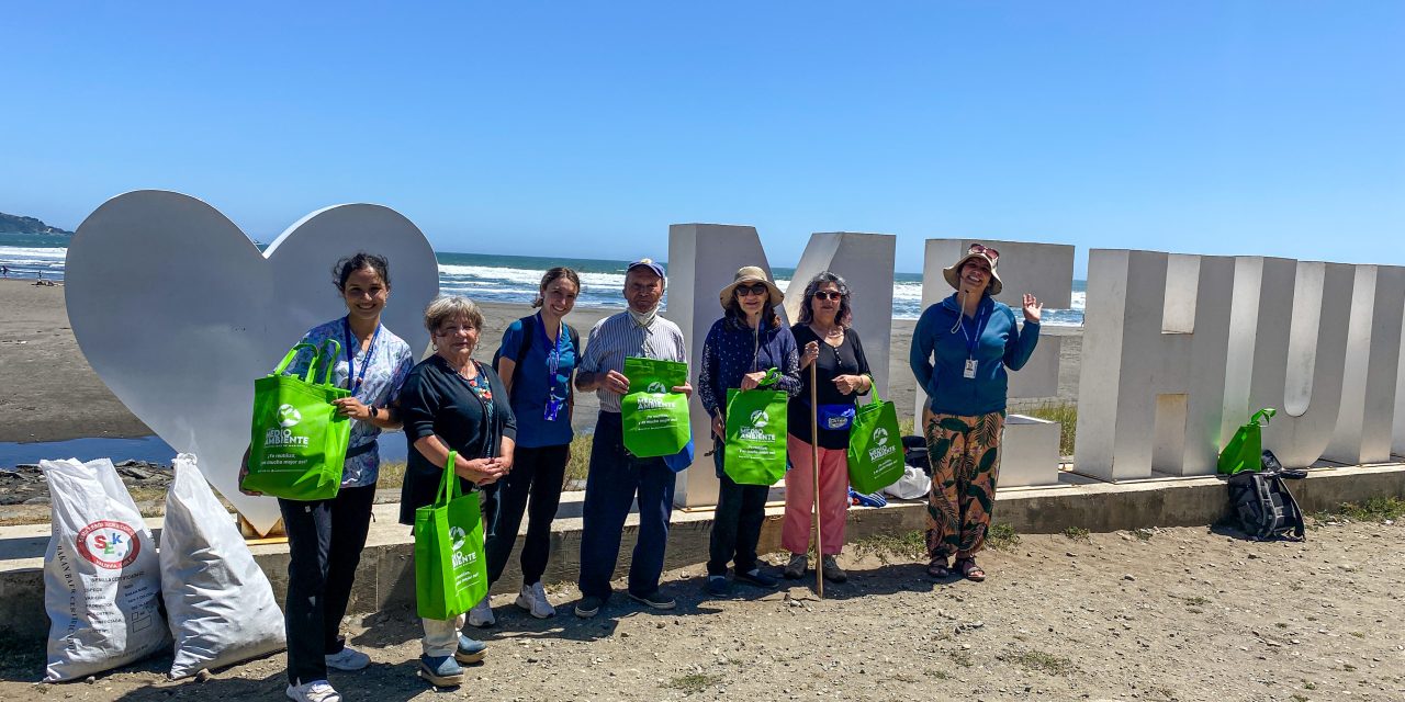 Adultos Mayores realizan limpieza de playa en Mehuin