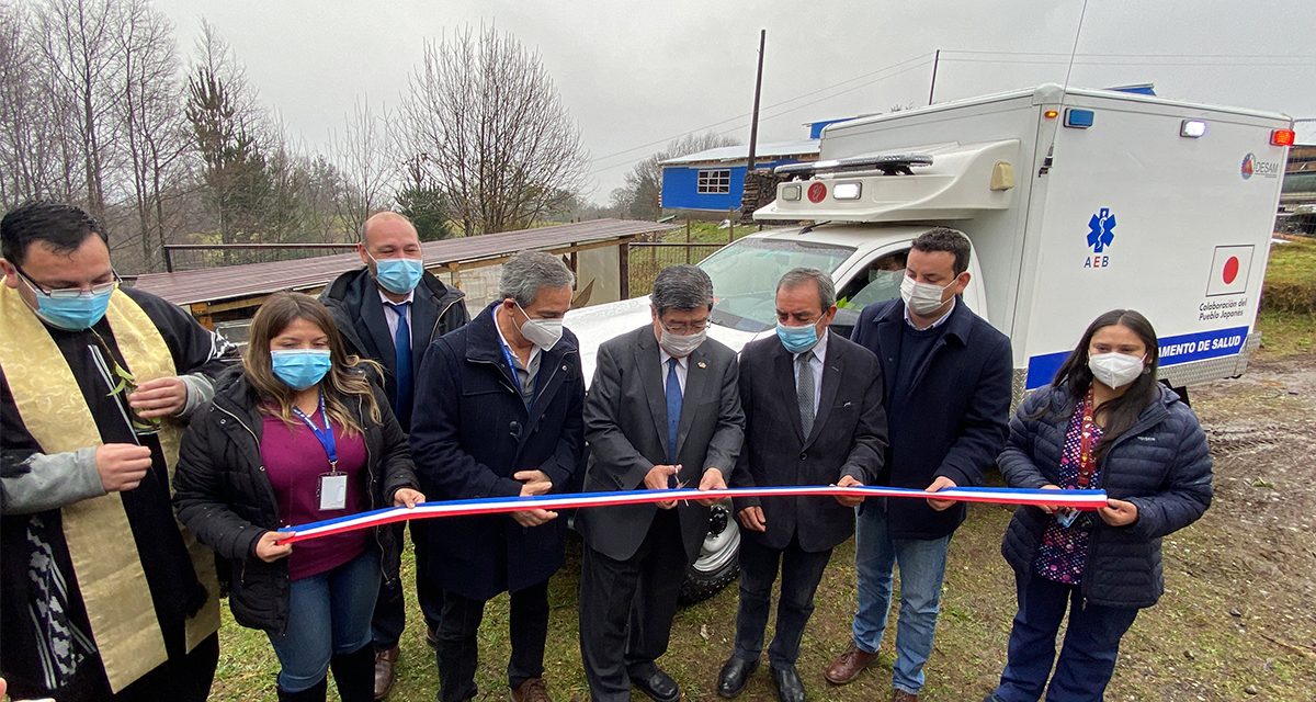 Alcalde de Mariquina y Embajador del Japón inauguran ambulancia donada al Cesfam de la comuna