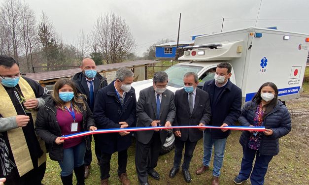 Alcalde de Mariquina y Embajador del Japón inauguran ambulancia donada al Cesfam de la comuna